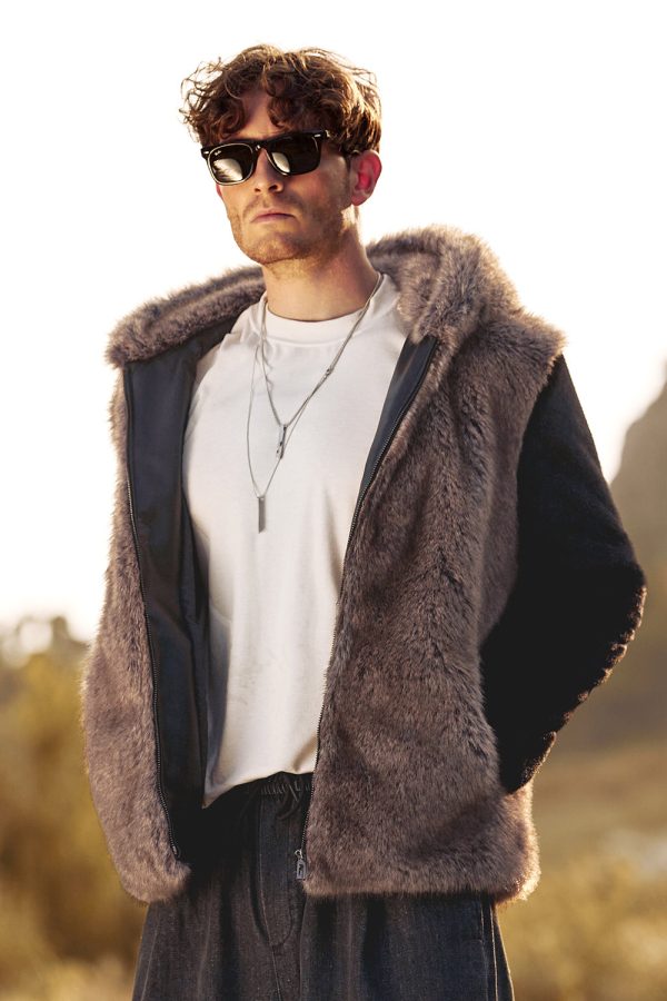 Fluffy Brown Faux Fur Lange Mouwen Korte Heren Jas met Capuchon Schn?ppchen