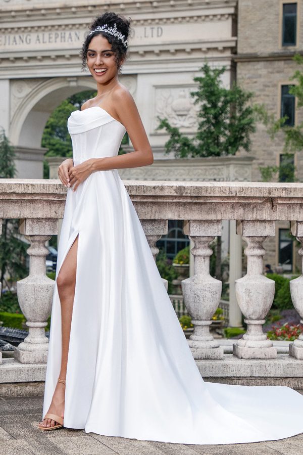 Elegante Witte A Line Strapless Geplooide Sweep Train Corset Trouwjurk Met Split Im Angebot
