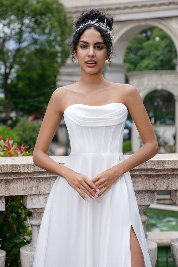 Elegante Witte A Line Strapless Geplooide Sweep Train Corset Trouwjurk Met Split Im Angebot – Bild 3