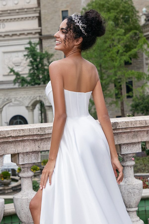 Elegante Witte A Line Strapless Geplooide Sweep Train Corset Trouwjurk Met Split Im Angebot – Bild 5