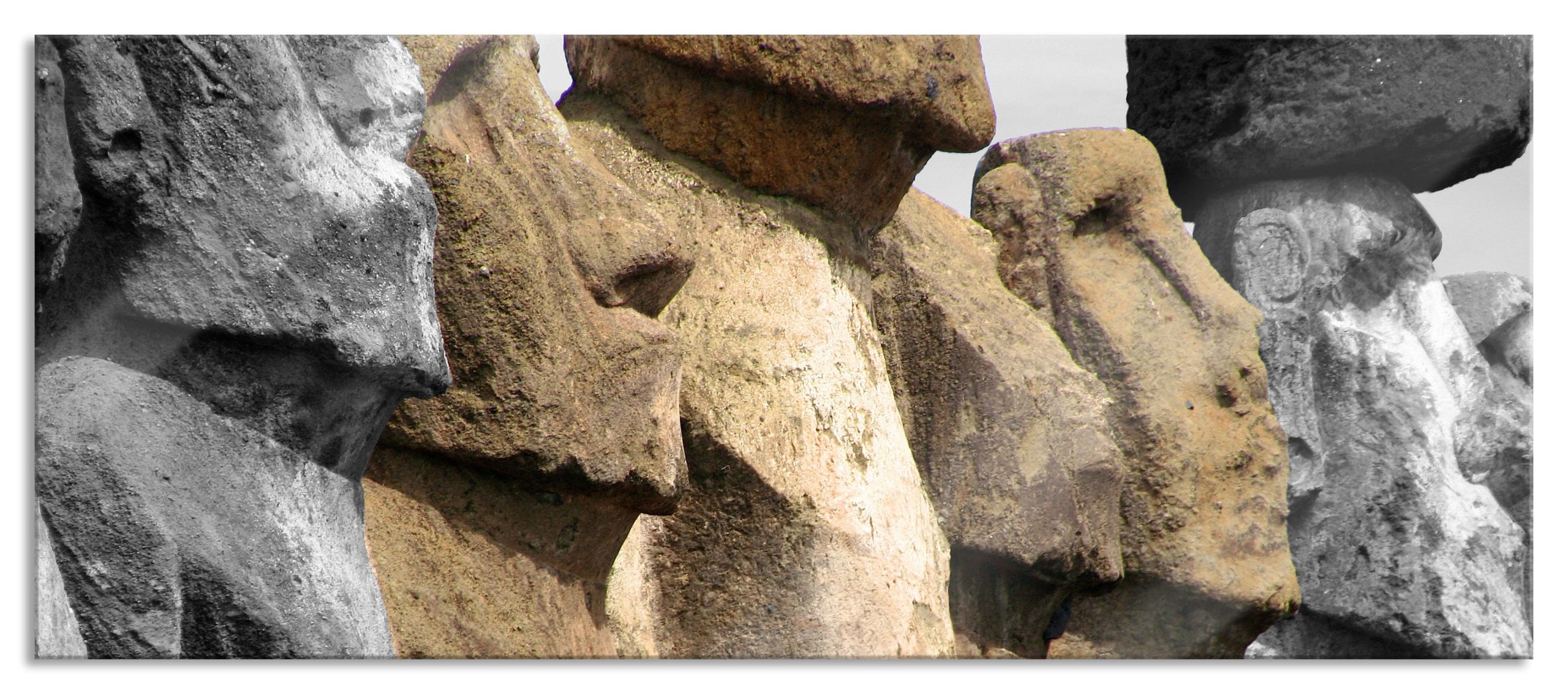 Moai Statuen Detailansicht, Glasbild Panorama Im Angebot